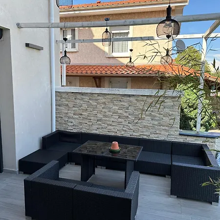Lyon 8e, 8 Personnes Piscine Jardin, Parking Prive, Terrain De Petanque * Montplaisir
