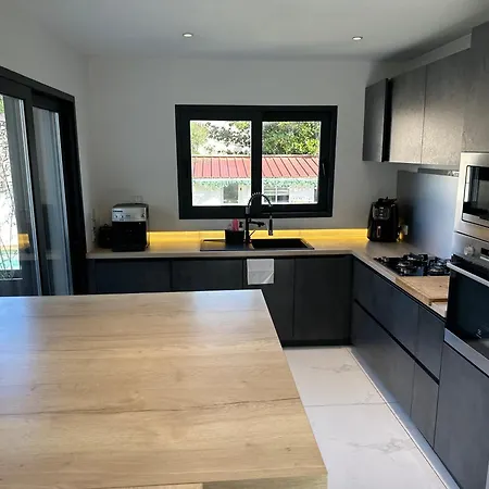 Lyon 8e, 8 Personnes Piscine Jardin, Parking Prive, Terrain De Petanque *