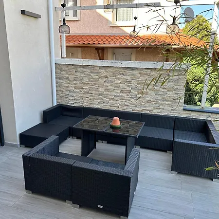 Lyon 8e, 8 Personnes Piscine Jardin, Parking Prive, Terrain De Petanque